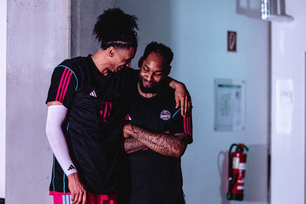easyCredit Basketball Bundesliga, 5. Playoff-Viertelfinale: Telekom Baskets Bonn vs. Fitness First Baskets Würzburg, 27.05.2026 Gleich gehtÂ s los für Jonathan Bähre (Telekom Baskets Bonn 1) und Jeff Garrett Jr. (Telekom Baskets Bonn 4) - easyCredit Basketball Bundesliga, 5. Playoff-Viertelfinale: Telekom Baskets Bonn vs. Fitness First Baskets Würzburg, 27.05.2026, Telekom Dome Bonn Copyright: xBEAUTIFULxSPORTS Derixx