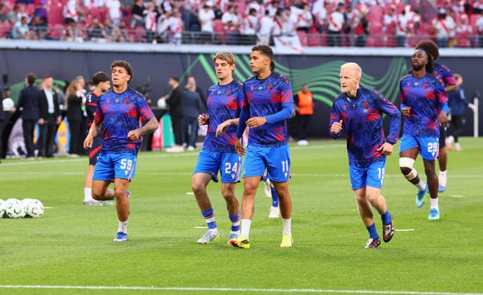 Crystal Palace - Rayo Vallecano Finale Conference League Leipzig, 27.05.2026, Leipzig Stadium, Fussball, Final UEFA Conference League , Crystal Palace FC (ENG) vs. Rayo Vallecano de Madrid (ESP) , Im Bild: Erwärmung, Spieler von Chrystal Palace , Nur zur redaktionellen Nutzung. Only editorial use. , UEFA regulations prohibit any use of photographs as image sequences and or quasi-video. ,