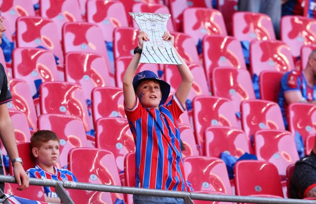 Crystal Palace - Rayo Vallecano Finale Conference League Leipzig, 27.05.2026, Leipzig Stadium, Fussball, Final UEFA Conference League , Crystal Palace FC (ENG) vs. Rayo Vallecano de Madrid (ESP) , Im Bild: Fan von Crystal Palace , Nur zur redaktionellen Nutzung. Only editorial use. , Mit den abgebildeten Person (en) gibt es kein Model Release Einverständniserklärung. PICTURE POINT übernimmt keine Haftung bei Verletzung der Persönlichkeitsrechte. , UEFA regulations prohibit any use of photographs as image sequences and or quasi-video. ,