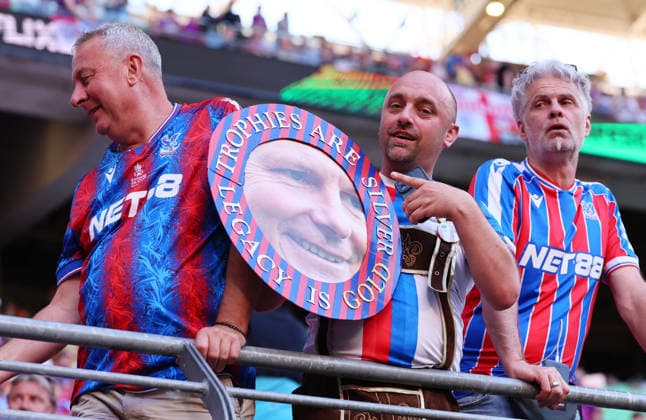Crystal Palace - Rayo Vallecano Finale Conference League Leipzig, 27.05.2026, Leipzig Stadium, Fussball, Final UEFA Conference League , Crystal Palace FC (ENG) vs. Rayo Vallecano de Madrid (ESP) , Im Bild: Fans von Crystal Palace ehren ihren Trainer Oliver Glasner. , Nur zur redaktionellen Nutzung. Only editorial use. , Mit den abgebildeten Person (en) gibt es kein Model Release Einverständniserklärung. PICTURE POINT übernimmt keine Haftung bei Verletzung der Persönlichkeitsrechte. , UEFA regulations prohibit any use of photographs as image sequences and or quasi-video. ,