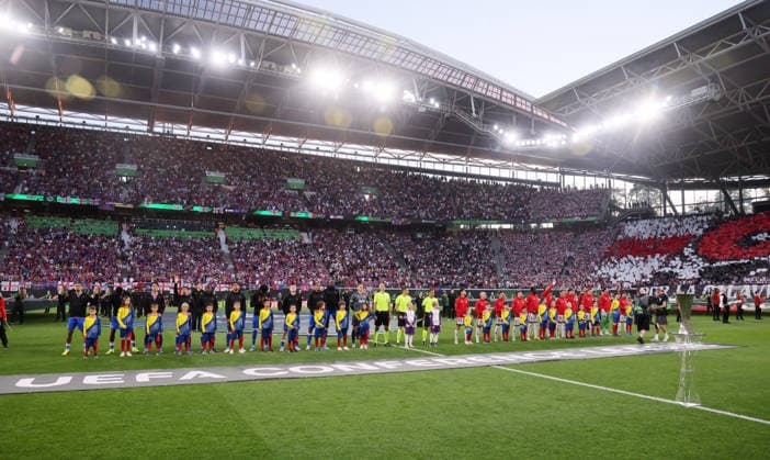 Crystal Palace - Rayo Vallecano Finale Conference League Leipzig, 27.05.2026, Leipzig Stadium, Fussball, Final UEFA Conference League , Crystal Palace FC (ENG) vs. Rayo Vallecano de Madrid (ESP) , Aufstellung der Mannschaften von Crystal Palace FC (l.) und Rayo Vallecano de Madrid , Nur zur redaktionellen Nutzung. Only editorial use. , UEFA regulations prohibit any use of photographs as image sequences and or quasi-video. ,