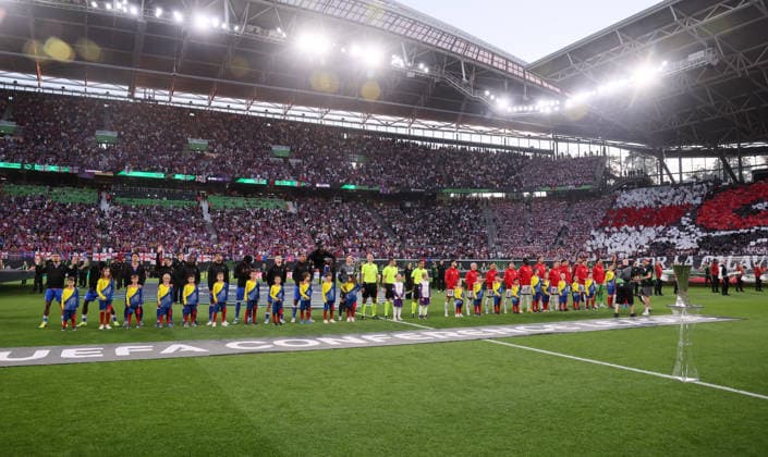 Crystal Palace - Rayo Vallecano Finale Conference League Leipzig, 27.05.2026, Leipzig Stadium, Fussball, Final UEFA Conference League , Crystal Palace FC (ENG) vs. Rayo Vallecano de Madrid (ESP) , Aufstellung der Mannschaften von Crystal Palace FC (l.) und Rayo Vallecano de Madrid , Nur zur redaktionellen Nutzung. Only editorial use. , UEFA regulations prohibit any use of photographs as image sequences and or quasi-video. ,