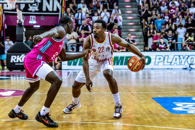 Johnathan Stove (Fitness First Wuerzburg Baskets, 22) vs Tylan Birts (Telekom Baskets Bonn, 05) Telekom Baskets Bonn vs. Fitness First Wuerzburg Baskets, Basketball, easy Credit BBL, Playoffs, Viertelfinale, 5. Spieltag, 2025 2026, 27.05.2026 Telekom Baskets Bonn vs. Fitness First Wuerzburg Baskets, Basketball, easy Credit BBL, Playoffs, Viertelfinale, 5. Spieltag, 2025 2026, 27.05.2026 Bonn Copyright: xEibner-Pressefoto GerhardxWingenx EP_GWR