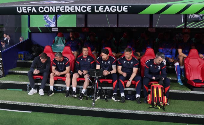 Crystal Palace - Rayo Vallecano Finale Conference League Leipzig, 27.05.2026, Leipzig Stadium, Fussball, Final UEFA Conference League , Crystal Palace FC (ENG) vs. Rayo Vallecano de Madrid (ESP) , Im Bild: Trainer Oliver Glasner (l.), Trasinerteam von Crystal Palace , Nur zur redaktionellen Nutzung. Only editorial use. , UEFA regulations prohibit any use of photographs as image sequences and or quasi-video. ,