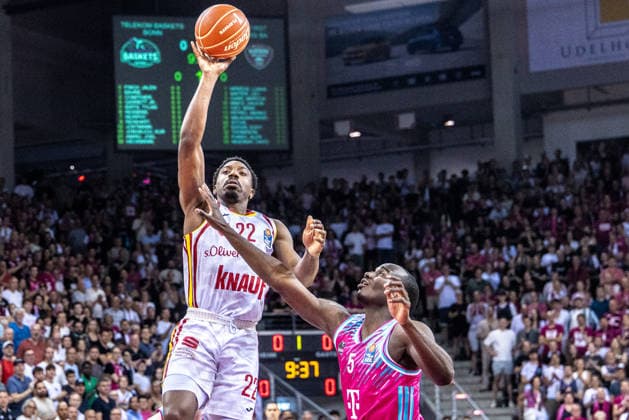 Johnathan Stove (Fitness First Wuerzburg Baskets, 22) kommt frei zum Wurf vs Tylan Birts (Telekom Baskets Bonn, 05) Telekom Baskets Bonn vs. Fitness First Wuerzburg Baskets, Basketball, easy Credit BBL, Playoffs, Viertelfinale, 5. Spieltag, 2025 2026, 27.05.2026 Telekom Baskets Bonn vs. Fitness First Wuerzburg Baskets, Basketball, easy Credit BBL, Playoffs, Viertelfinale, 5. Spieltag, 2025 2026, 27.05.2026 Bonn Copyright: xEibner-Pressefoto GerhardxWingenx EP_GWR
