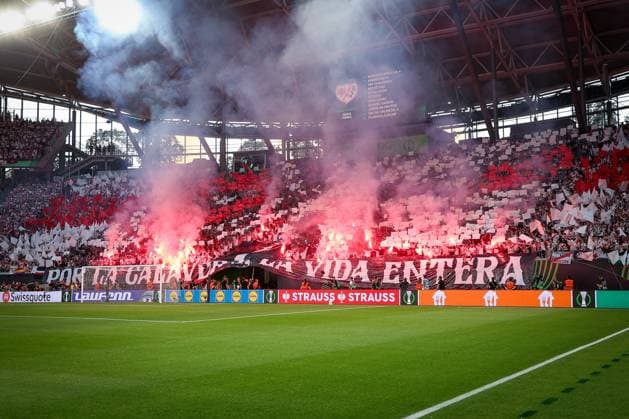 die Fans von Rayo Vallecano zuenden Pyrotechnik, Crystal Palace F.C. vs. Rayo Vallecano, Fussball, Maenner, UEFA, UEFA Confernce League Finale, Saison 2025 2026, 27.05.2026 Leipzig Sachsen Deutschland