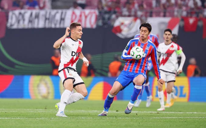 Crystal Palace - Rayo Vallecano Finale Conference League Leipzig, 27.05.2026, Leipzig Stadium, Fussball, Final UEFA Conference League , Crystal Palace FC (ENG) vs. Rayo Vallecano de Madrid (ESP) , Im Bild von links: Jorge de Frutos ( 19, Vallecano) und Daichi Kamada (18, Palace) , Nur zur redaktionellen Nutzung. Only editorial use. , UEFA regulations prohibit any use of photographs as image sequences and or quasi-video. ,