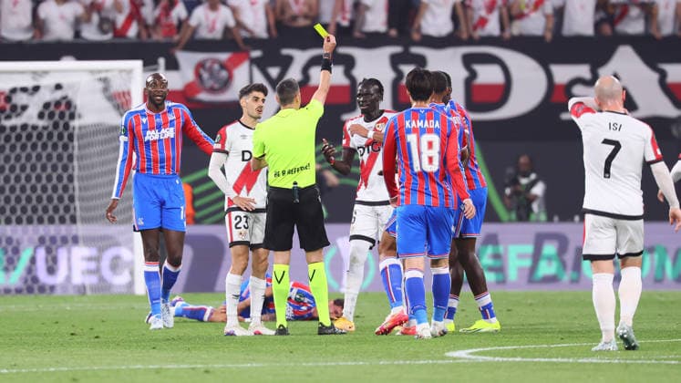Crystal Palace - Rayo Vallecano Finale Conference League Leipzig, 27.05.2026, Leipzig Stadium, Fussball, Final UEFA Conference League , Crystal Palace FC (ENG) vs. Rayo Vallecano de Madrid (ESP) , Gelbe Karte. Im Bild: Referee Maurizio Mariani (ITA) verwarnt Pathe Ciss ( 6, Vallecano) , Nur zur redaktionellen Nutzung. Only editorial use. , UEFA regulations prohibit any use of photographs as image sequences and or quasi-video. ,