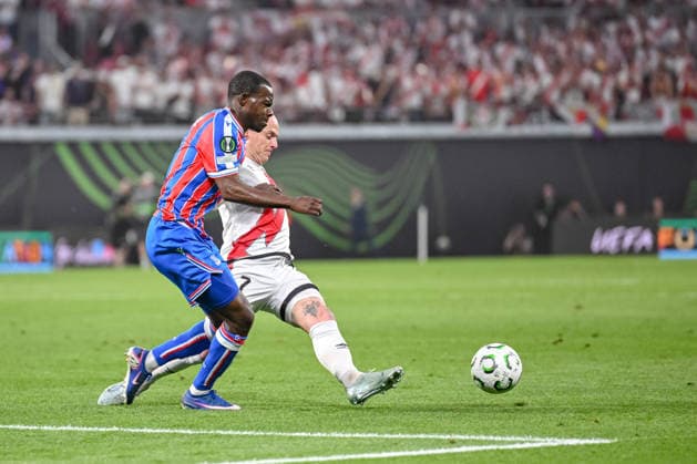 Tyrick Mitchell (Crystal Palace) and Isi Palazon (Rayo Vallecano) battle for the ball during the UEFA Conference League Final 2026 match between Crystal Palace FC and Rayo Vallecano de Madrid at Football Arena Leipzig on May 27, 2026 in Leipzig, Germany. (Photo by Harry Langer DeFodi Images) -