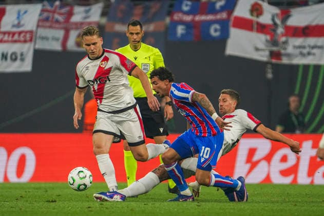 Germany: Football UEFA Conference League Final 2025 2026 Crystal Palace vs Rayo Vallecano Red Bull Arena (Leipzig): im Zweikampf YÃ remy Pino Yeremy Pino (Crystal Palace, 10) Florian Lejeune (Rayo Vallecano, 24) Leipzig Copyright: xAymanxAlahmedx