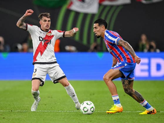 Pep Chavarria (Rayo Vallecano) and Daniel Munoz (Crystal Palace) battle for the ball during the UEFA Conference League Final 2026 match between Crystal Palace FC and Rayo Vallecano de Madrid at Football Arena Leipzig on May 27, 2026 in Leipzig, Germany. (Photo by Harry Langer DeFodi Images) -
