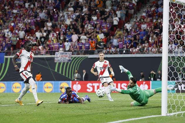 LEIPZIG - (l-r) PathÃ Ciss of Rayo Vallecano de Madrid, Tyrick Mitchell of Crystal Palace FC, Jorge De Frutos of Rayo Vallecano de Madrid, Rayo Vallecano de Madrid goalkeeper Augusto Batalla during the UEFA Conference League final between Crystal Palace FC and Rayo Vallecano de Madrid at the Leipzig Arena on May 27, 2026 in Leipzig, Germany. MAURICE VAN STEEN ANP UEFA Conference League - FINAL 2025-2026 xVIxANPxSportx xMauricexvanxSteenxIVx 559464744 originalFilename: 559464744