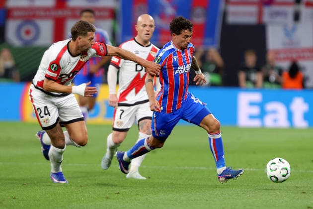 27.05.2026, xtgx, Fussball UEFA Conference League Finale 2026, Crystal Palace - Rayo Vallecano v.l. Florian Lejeune (Rayo Vallecano) Yeremy Pino (Crystal Palace) Zweikampf, Aktion, action, battle for the ball (UEFA REGULATIONS PROHIBIT ANY USE OF PHOTOGRAPHS as IMAGE SEQUENCES and or QUASI-VIDEO) Red Bull Arena