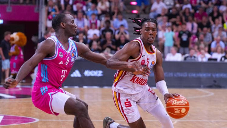 27.05.2026, xydrx, Basketball, easyCredit Basketball Bundesliga, Playoffs, Viertelfinale Spiel 5, Telekom Baskets Bonn - Fitness First Würzburg Baskets, Telekom Dome Bonn: Tylan Birts (Telekom Baskets Bonn, 5) im Zweikampf gegen Marcus Carr (Fitness First Wuerzburg Baskets, 5) Copyright: HMBxMedia YannisxDreimann