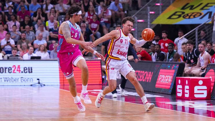 27.05.2026, xydrx, Basketball, easyCredit Basketball Bundesliga, Playoffs, Viertelfinale Spiel 5, Telekom Baskets Bonn - Fitness First Würzburg Baskets, Telekom Dome Bonn: Michael Kessens (Telekom Baskets Bonn, 6) 7z Brae Ivey (Fitness First Wuerzburg Baskets, 11) Copyright: HMBxMedia YannisxDreimann