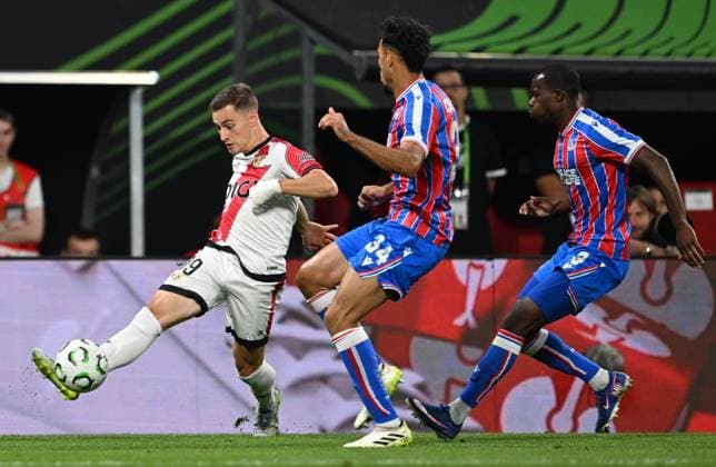 Crystal Palace v Rayo Vallecano - UEFA Conference League Final LEIPZIG, GERMANY - MAY 27: Jorge de Frutos (L) of Rayo Vallecano in action during the UEFA Conference League play offs final match between Crystal Palace and Rayo Vallecano at Red Bull Arena in Leipzig, Germany on May 27, 2026. Halil Sagirkaya Anadolu Leipzig Germany. Editorial use only. Please get in touch for any other usage.  Copyright: x2026xAnadoluxHalilxSagirkayax