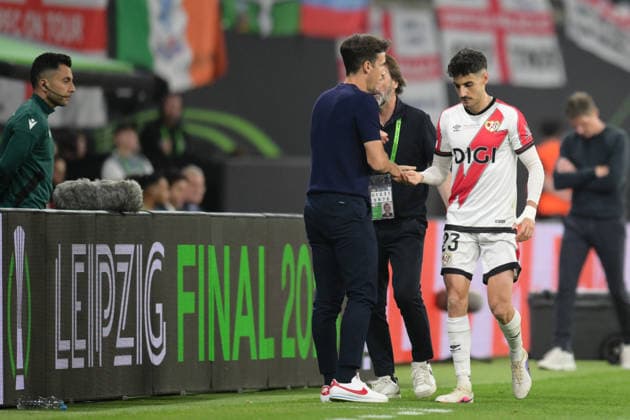 Fußball, UEFA Conference League Finale, 20260527, Crystal Palace - Rayo Vallecano. Im Bild Trainer Rayo Inigo PEREZ, Oscar VALENTIN (Rayo, 23) klatschen nach Auswechslung ab.& xA;& xA; Leipzig Red Bull Arena Sachsen Deutschland Copyright: Passion2Press MarkusxFischerx