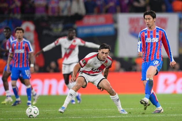 Fußball, UEFA Conference League Finale, 20260527, Crystal Palace - Rayo Vallecano. Im Bild v.l. Pedro DIAZ (Rayo, 4), Daichi KAMADA (Crystal, 18).& xA;& xA; Leipzig Red Bull Arena Sachsen Deutschland Copyright: Passion2Press MarkusxFischerx