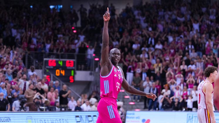 27.05.2026, xydrx, Basketball, easyCredit Basketball Bundesliga, Playoffs, Viertelfinale Spiel 5, Telekom Baskets Bonn - Fitness First Würzburg Baskets, Telekom Dome Bonn: Kur Jongkuch (Telekom Baskets Bonn, 15) bejubelt den Sieg Copyright: HMBxMedia YannisxDreimann