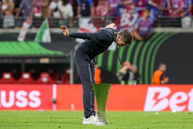 27.05.2026, EUR, Fussball, Herren, Conference League Finale, Saison 2025 2026, Crytsal Palace F.C. - Rayo Vallecano de Madrid Oliver Glasner (Crystal Palace, Trainer) verbeugt sich vor den Fans Leipzig Leipzig Stadium Sachsen Deutschland Copyright: xAdrianxSchlüterx