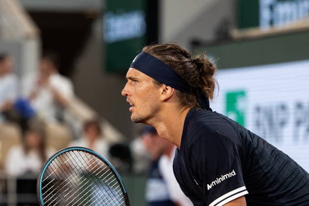 Paris, France - May 27: Alexander Zverev of Germany looks on Tomas Machac of Czech Republic during the Men s Singles on Day Four of the 2026 French Open at Roland Garros on May 27, 2026 in Paris, France. (Photo by Pauline FIGUET SPP) Copyright: xPaulinexFIGUETx xSPPx Sportspressphoto_SPR155803