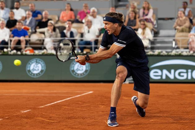 Paris, France - May 27: Alexander Zverev of Germany plays a backhand against Tomas Machac of Czech Republic during the Men s Singles on Day Four of the 2026 French Open at Roland Garros on May 27, 2026 in Paris, France. (Photo by Pauline FIGUET SPP) Copyright: xPaulinexFIGUETx xSPPx Sportspressphoto_SPR155807