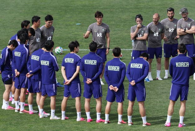 South Korea Intensifies 2026 World Cup Training in Utah South Korea men s national football team head coach Hong Myung-bo (C, rear) gives instructions to players during a training session at the Zions Bank Training Center in Herriman, Utah, 27 May 2026, in preparation for the upcoming World Cup in Canada, Mexico, and the United States. Herriman United States  Copyright: xYONHAPx