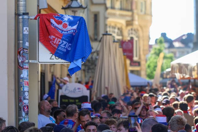 Leipzig - Tausende Fans in Leipzig: Große Polizeipräsenz vor Conference League-Finale 27.05.2026 Leipzig, Stadtgebiet Am Mittwoch stand die Leipziger Innenstadt ganz im Zeichen des UEFA Conference League Finales zwischen dem englischen Verein Crystal Palace FC und dem spanischen Club Rayo Vallecano de Madrid. Bereits seit den Vormittagsstunden sammelten sich Tausende Anhänger beider Mannschaften an verschiedenen Treffpunkten im Stadtgebiet. Beide Fanlager kündigten Fanmärsche in Richtung der Leipziger RB-Arena an. Die Polizei zeigte mit einem Großaufgebot Präsenz und überwachte insbesondere die bekannten Sammelpunkte sowie die geplanten Marschrouten der Fans. Es wurde vereinzelt Pyrotechnik gezündet. Beide Fanzaufzüge blieben friedlich. Leipzig Sachsen Deutschland Copyright: xEHLxMediax 20260527_conferenceleague-aufzug-england_11