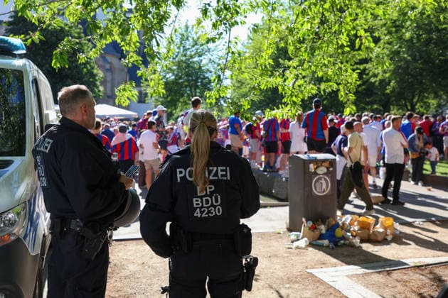 Leipzig - Tausende Fans in Leipzig: Große Polizeipräsenz vor Conference League-Finale 27.05.2026 Leipzig, Stadtgebiet Am Mittwoch stand die Leipziger Innenstadt ganz im Zeichen des UEFA Conference League Finales zwischen dem englischen Verein Crystal Palace FC und dem spanischen Club Rayo Vallecano de Madrid. Bereits seit den Vormittagsstunden sammelten sich Tausende Anhänger beider Mannschaften an verschiedenen Treffpunkten im Stadtgebiet. Beide Fanlager kündigten Fanmärsche in Richtung der Leipziger RB-Arena an. Die Polizei zeigte mit einem Großaufgebot Präsenz und überwachte insbesondere die bekannten Sammelpunkte sowie die geplanten Marschrouten der Fans. Es wurde vereinzelt Pyrotechnik gezündet. Beide Fanzaufzüge blieben friedlich. Leipzig Sachsen Deutschland Copyright: xEHLxMediax 20260527_conferenceleague-aufzug-england_5