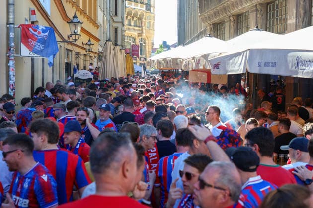 Leipzig - Tausende Fans in Leipzig: Große Polizeipräsenz vor Conference League-Finale 27.05.2026 Leipzig, Stadtgebiet Am Mittwoch stand die Leipziger Innenstadt ganz im Zeichen des UEFA Conference League Finales zwischen dem englischen Verein Crystal Palace FC und dem spanischen Club Rayo Vallecano de Madrid. Bereits seit den Vormittagsstunden sammelten sich Tausende Anhänger beider Mannschaften an verschiedenen Treffpunkten im Stadtgebiet. Beide Fanlager kündigten Fanmärsche in Richtung der Leipziger RB-Arena an. Die Polizei zeigte mit einem Großaufgebot Präsenz und überwachte insbesondere die bekannten Sammelpunkte sowie die geplanten Marschrouten der Fans. Es wurde vereinzelt Pyrotechnik gezündet. Beide Fanzaufzüge blieben friedlich. Leipzig Sachsen Deutschland Copyright: xEHLxMediax 20260527_conferenceleague-aufzug-england_8