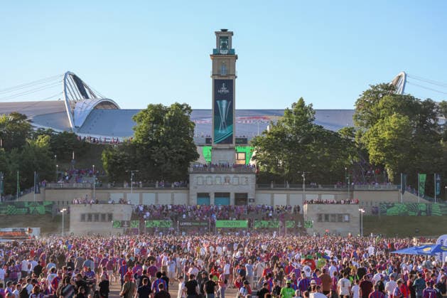 Leipzig - Tausende Fans in Leipzig: Große Polizeipräsenz vor Conference League-Finale 27.05.2026 Leipzig, Stadtgebiet Am Mittwoch stand die Leipziger Innenstadt ganz im Zeichen des UEFA Conference League Finales zwischen dem englischen Verein Crystal Palace FC und dem spanischen Club Rayo Vallecano de Madrid. Bereits seit den Vormittagsstunden sammelten sich Tausende Anhänger beider Mannschaften an verschiedenen Treffpunkten im Stadtgebiet. Beide Fanlager kündigten Fanmärsche in Richtung der Leipziger RB-Arena an. Die Polizei zeigte mit einem Großaufgebot Präsenz und überwachte insbesondere die bekannten Sammelpunkte sowie die geplanten Marschrouten der Fans. Es wurde vereinzelt Pyrotechnik gezündet. Beide Fanzaufzüge blieben friedlich. Leipzig Sachsen Deutschland Copyright: xEHLxMediax 20260527_conferenceleague-aufzug-england_42