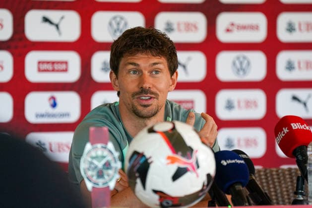 Schweiz: Fussball Schweizer Nationalmannschaft 2025 - 2026, Medienkonferenz - Christian Fassnacht - Pavillon Gründenmoos (St. Gallen): Christian Fassnacht von der Schweizer Nationalmannschaft während einer Pressekonferenz im Pavillon Gründenmoos in St. Gallen, Schweiz. Copyright: xJOERANxSTEINSIEKx