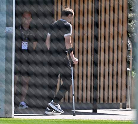 28.05.2026, Fussball DFB-Nationalmannschaft Deutschland, Trainingslager vor der WM in Herzogenaurach, im Homeground bei ADIDAS. Erste Trainingseinheit auf dem Adidas-Sportplatz, Adidas Chef Björn Gulden (Deutschland) auf Krücken.