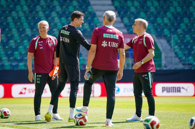 Schweiz: Fussball Schweizer Nationalmannschaft 2026, Training der Schweizer Nationalmannschaft - Kybunpark (St. Gallen): Peter Knäbel (Zentralpräsident, Schweizerischer Fussballverband) Gregor Kobel (Switzerland, 1) Sergio Ermotti (Group Chief Executive Officer, UBS) Pierluigi Tami (Direktor Nationalteams, Schweizerischer Fussballverband) Copyright: xJOERANxSTEINSIEKx
