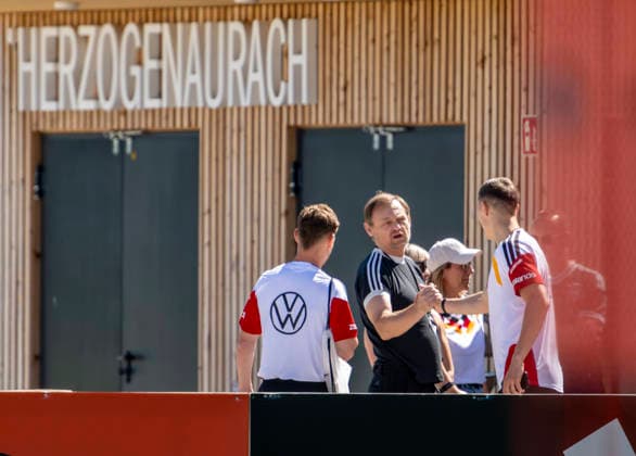 27.05.2026, Fussball DFB-Nationalmannschaft Deutschland, Trainingslager vor der WM, Auftakt-Pressekonferenz im Medienzentrum HALFTIME bei ADIDAS, in Herzogenaurach. ADIDAS CEO Björn Gulden (mitte) begrüßt Nico Schlotterbeck (re, Deutschland) und Joshua Kimmich (li, Deutschland) vor dem Training.