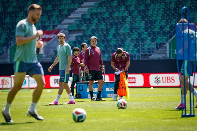 Schweiz: Fussball Schweizer Nationalmannschaft 2026, Training der Schweizer Nationalmannschaft - Kybunpark (St. Gallen): Murat Yakin (Trainer, Switzerland) beobachtet das Training Copyright: xJOERANxSTEINSIEKx