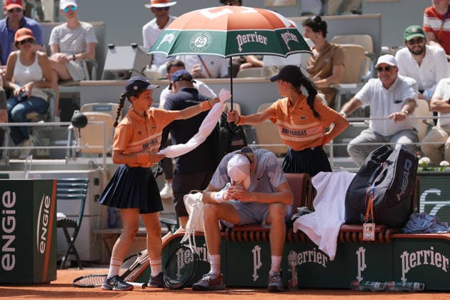 2026-05-28 2026 French Open - Day Five PARIS, FRANCE - MAY 28: Jannik Sinner of Italy looks dejected during Day Five of the 2026 French Open at Roland Garros on May 28, 2026 in Paris, France. (Photo by Marleen Fouchier BSR Agency) Paris France Content not available for redistribution in The Netherlands directly or indirectly through any third parties. Copyright: xBSRxAgencyx
