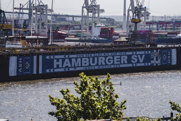 Deutschland, Hamburg, Hamburger Hafen, Blohm+Voss Dock 11, Dock 11, Schwimmdock, Hamburger SV, HSV, HSV Werbung, Mitgliederwerbung, HSV Banner, HSV Schal, Fußballkultur, Traditionsverein, Aufstiegskampagne, Raute-Dich.de, Von der Elbe bis zur Isar immer wieder HSV, Hafen Hamburg, Elbe, Hafenkräne, Containerterminal, Werft, Werftindustrie, Schiffswerft, Dockanlage, maritime Szene, Industriehafen, Hafenpanorama, Hafenbetrieb, Schifffahrt, Wasserverkehr, Containerhafen, Hafenfotografie, maritime Fotografie, Urban Photography, Norddeutschland, Stadtansicht, Industriearchitektur, Docklands, Elbansicht, Morgenlicht, Sonnenlicht, Sommerlicht, Hamburger Skyline, Hafenindustrie, Großwerft, Bannerwerbung, Outdoor Werbung, Logistik, Containerlogistik, Windkraftanlagen Copyright: xStefanxTrochax