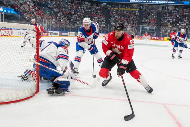 FRIBOURG, SWITZERLAND - MAY 28: Ryan O™reilly of Canada R) against goalkeeper Devin Cooley of United States L) during the 2026 IIHF Ice hockey, Eishockey World Championship, WM, Weltmeisterschaft Switzerland game between Canada and USA at BCF Arena on May 28, 2026 in Fribourg, Fribourg. Fribourg BCF Arena Fribourg Switzerland Copyright: xJustPictures.ch JarixPestelaccix jp-en-EuSpIm-JP6_JAR_Canada_USA_28May2026_00036