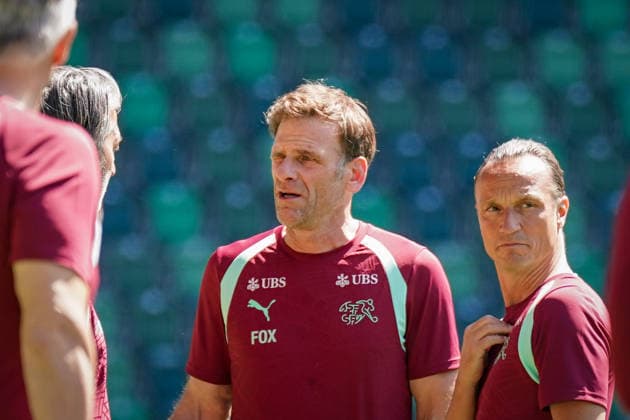 Schweiz: Fussball Schweizer Nationalmannschaft 2026, Training der Schweizer Nationalmannschaft - Kybunpark (St. Gallen): Patrick Foletti (Torwarttrainer, Schweizerischer Fussballverband) Adrian Arnold (Leiter Kommunikation, Schweizerischer Fussballverband) Copyright: xJOERANxSTEINSIEKx