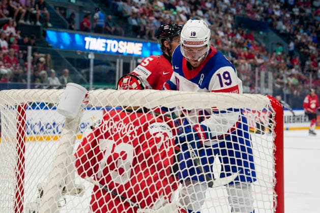 FRIBOURG, SWITZERLAND - MAY 28:Matthew Tkachuk of United States R) against goalkeeper Jet Greaves of Canada L) during the 2026 IIHF Ice hockey, Eishockey World Championship, WM, Weltmeisterschaft Switzerland game between Canada and USA at BCF Arena on May 28, 2026 in Fribourg, Fribourg. Fribourg BCF Arena Fribourg Switzerland Copyright: xJustPictures.ch JarixPestelaccix jp-en-EuSpIm-JP6_JAR_Canada_USA_28May2026_00130