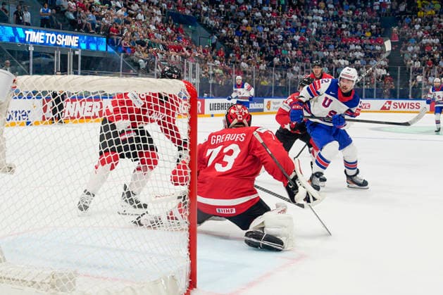FRIBOURG, SWITZERLAND - MAY 28: goalkeeper Jet Greaves of Canada saves on Isaac Howard of United States R) during the 2026 IIHF Ice hockey, Eishockey World Championship, WM, Weltmeisterschaft Switzerland game between Canada and USA at BCF Arena on May 28, 2026 in Fribourg, Fribourg. Fribourg BCF Arena Fribourg Switzerland Copyright: xJustPictures.ch JarixPestelaccix jp-en-EuSpIm-JP6_JAR_Canada_USA_28May2026_00135