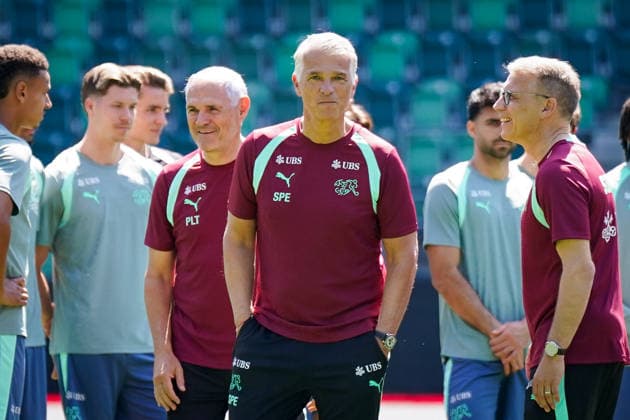 Schweiz: Fussball Schweizer Nationalmannschaft 2026, Training der Schweizer Nationalmannschaft - Kybunpark (St. Gallen): Sergio Ermotti (Group Chief Executive Officer, UBS) Pierluigi Tami (Direktor Nationalteams, Schweizerischer Fussballverband) Peter Knäbel (Zentralpräsident, Schweizerischer Fussballverband) Copyright: xJOERANxSTEINSIEKx
