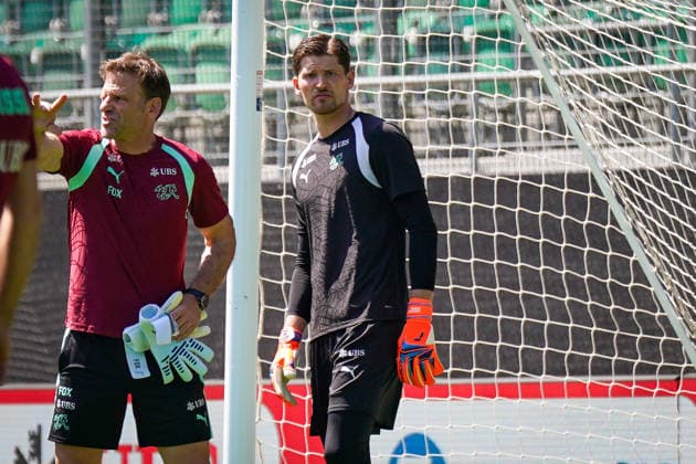 Schweiz: Fussball Schweizer Nationalmannschaft 2026, Training der Schweizer Nationalmannschaft - Kybunpark (St. Gallen): Gregor Kobel (Switzerland, 1) Patrick Foletti (Torwarttrainer, Schweizerischer Fussballverband) Copyright: xJOERANxSTEINSIEKx