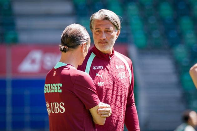 Schweiz: Fussball Schweizer Nationalmannschaft 2026, Training der Schweizer Nationalmannschaft - Kybunpark (St. Gallen): Murat Yakin (Trainer, Switzerland) mit Adrian Arnold (Leiter Kommunikation, Schweizerischer Fussballverband) Copyright: xJOERANxSTEINSIEKx