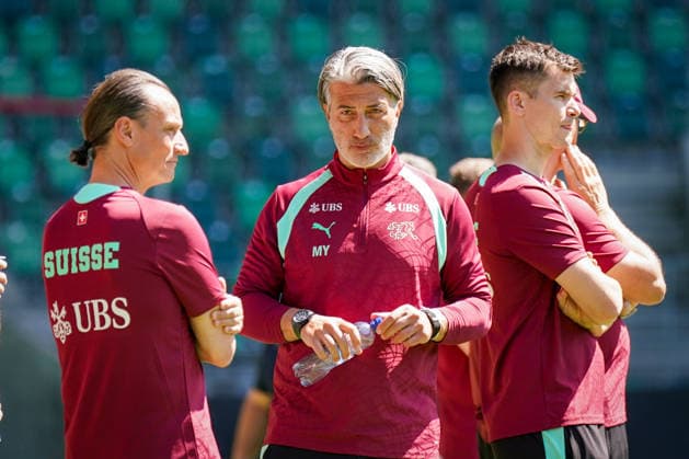 Schweiz: Fussball Schweizer Nationalmannschaft 2026, Training der Schweizer Nationalmannschaft - Kybunpark (St. Gallen): Murat Yakin (Trainer, Switzerland) Mimik, Gesichtsausdruck, Emotion mit Adrian Arnold (Leiter Kommunikation, Schweizerischer Fussballverband) Copyright: xJOERANxSTEINSIEKx