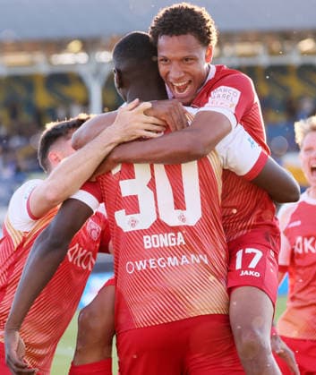Leipzig, 28.05.2026, Bruno-Plache-Stadion, Fußball, Aufstiegspiele um den Aufstieg zut 3.Liga , Hinspiel , 1.FC Lokomotive Leipzig vs. Würzburger Kickers , Im Bild; Tor für Kickers Würzburg. Liam Omore (17, Würzburg) trifft per Kopf zum 0:1 und jubelt mit den Teamkollegen. , Nur zur redaktionellen Nutzung. Only editorial use. NOFV DFB regulations prohibit any use of photographs as image sequences and or quasi-video. ,