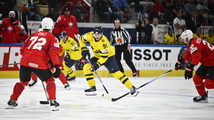 ZÜRICH, SCHWEIZ 20260528 Sveriges Carl Grundström (91) under torsdagens kvartsfinal i ishockey-VM mellan Schweiz och Sverige pa Swiss Life Arena i Zürich, Schweiz.