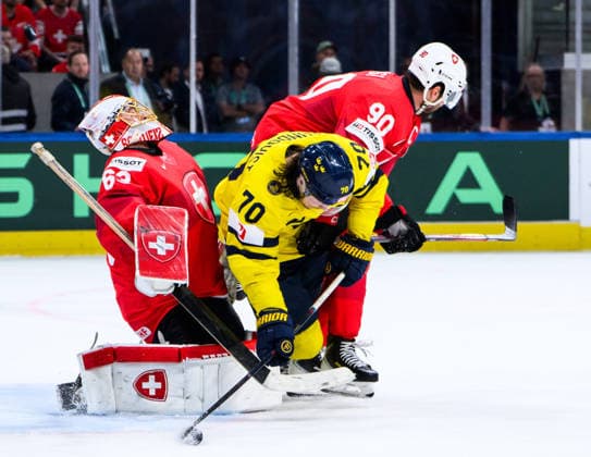 260528 Goaltender Leonardo Genoni and Roman Josi of Switzerland compete for the puck with Oscar Sundqvist of Sweden during the 2026 IIHF Ice hockey, Eishockey World Championship, WM, Weltmeisterschaft quarterfinal match between Switzerland and Sweden on May 28, 2026 in Zürich. Photo: Jesper Zerman BILDBYRAN kod JZ JZ0733 ishockey ice hockey ishockey-vm 2026 vm 2026 iihf world championship kvartsfinal quarterfinal quarterfinals switzerland schweiz sverige sweden bbeng Copyright: JESPERxZERMAN BB260528JZ122