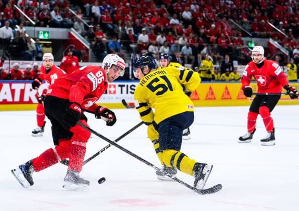 260528 Janis Moser of Switzerland and Emil Heineman of Sweden during the 2026 IIHF Ice hockey, Eishockey World Championship, WM, Weltmeisterschaft quarterfinal match between Switzerland and Sweden on May 28, 2026 in Zürich. Photo: Jesper Zerman BILDBYRAN kod JZ JZ0733 ishockey ice hockey ishockey-vm 2026 vm 2026 iihf world championship kvartsfinal quarterfinal quarterfinals switzerland schweiz sverige sweden bbeng Copyright: JESPERxZERMAN BB260528JZ123